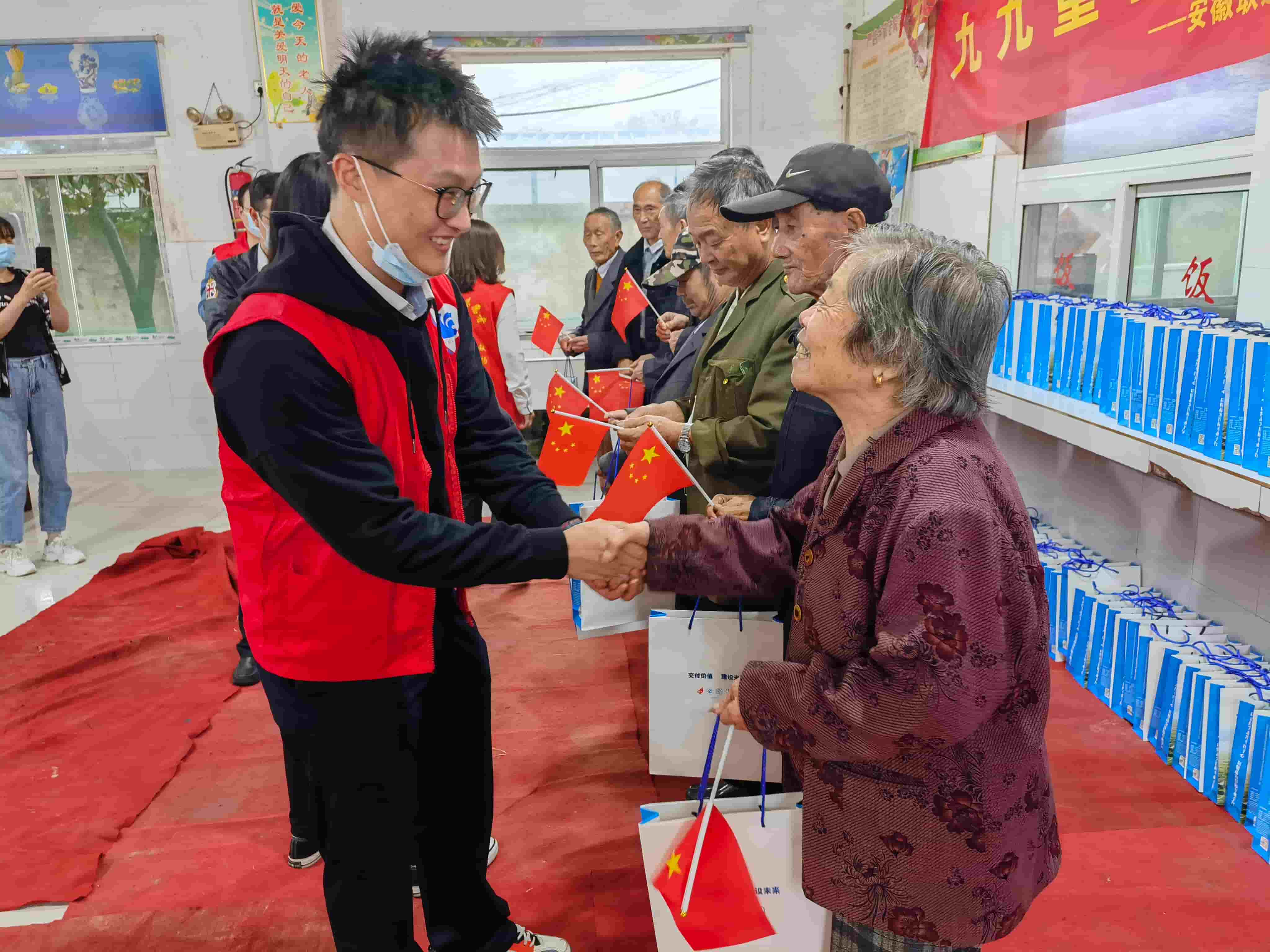 freecompress-2021年10月14日，正值重陽佳節(jié)，服務(wù)隊(duì)聯(lián)合多家駐皖央企前往肥西縣嚴(yán)店鄉(xiāng)五保供養(yǎng)服務(wù)中心，開展“九九重陽節(jié)，濃濃敬老情”主題活動。